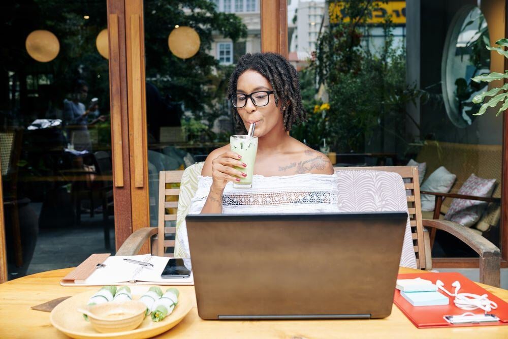 woman-have-lunch-cafe