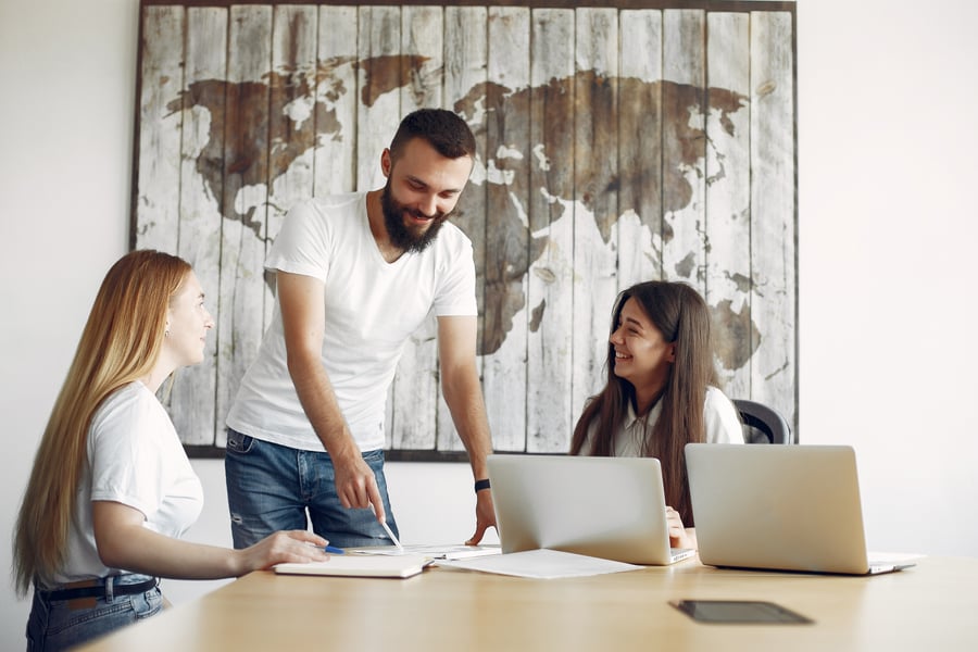 Being a Travel Agent From Home: Pros, Cons, Expectations